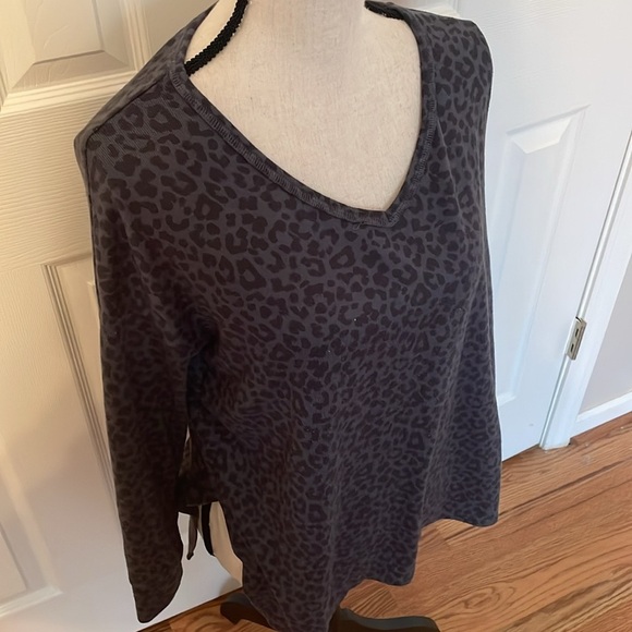 American Eagle Gray Black Cheetah Animal Print V Neck Long Sleeve Soft T… - Picture 2 of 7